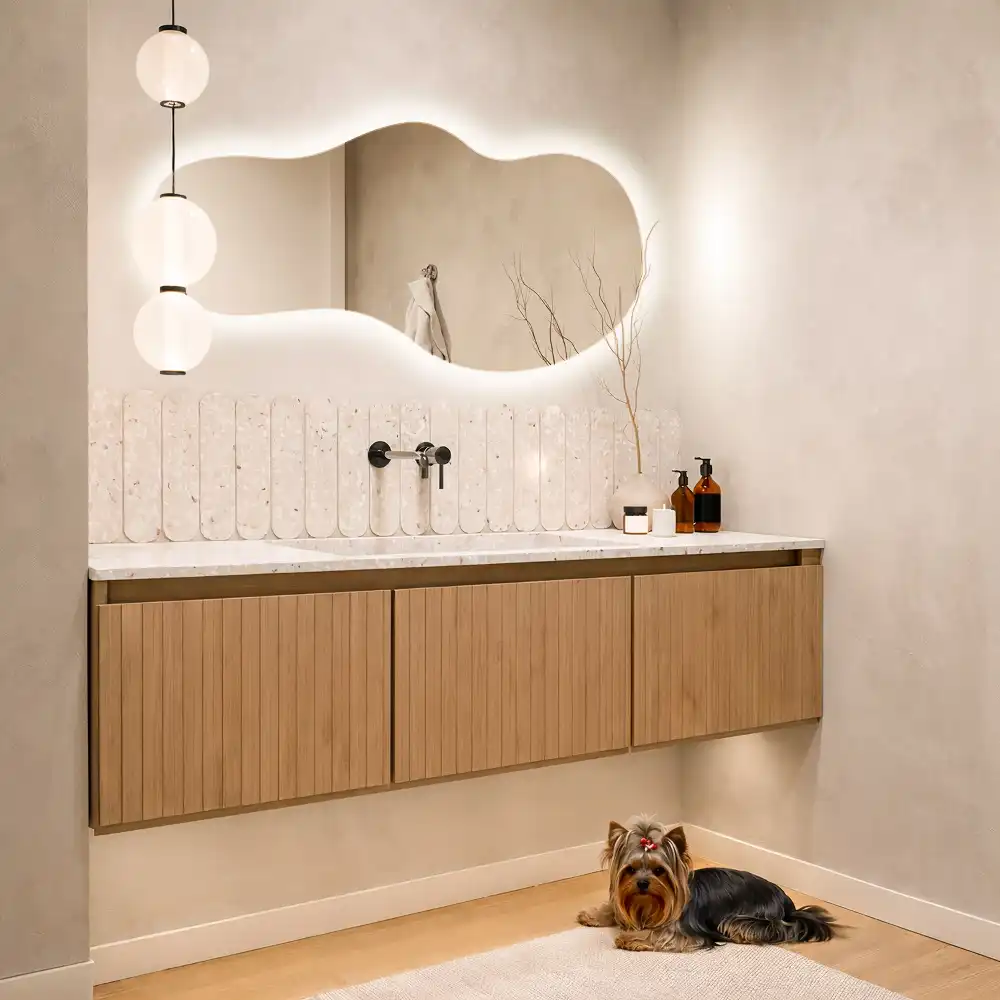 Miroir suspendu de forme organique avec éclairage LED
