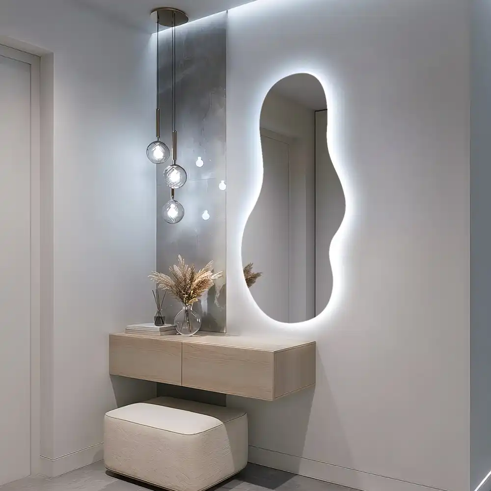 Miroir suspendu de forme organique avec éclairage LED