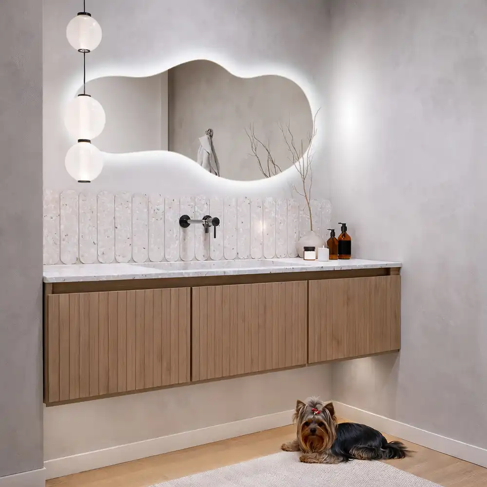 Miroir suspendu de forme organique avec éclairage LED
