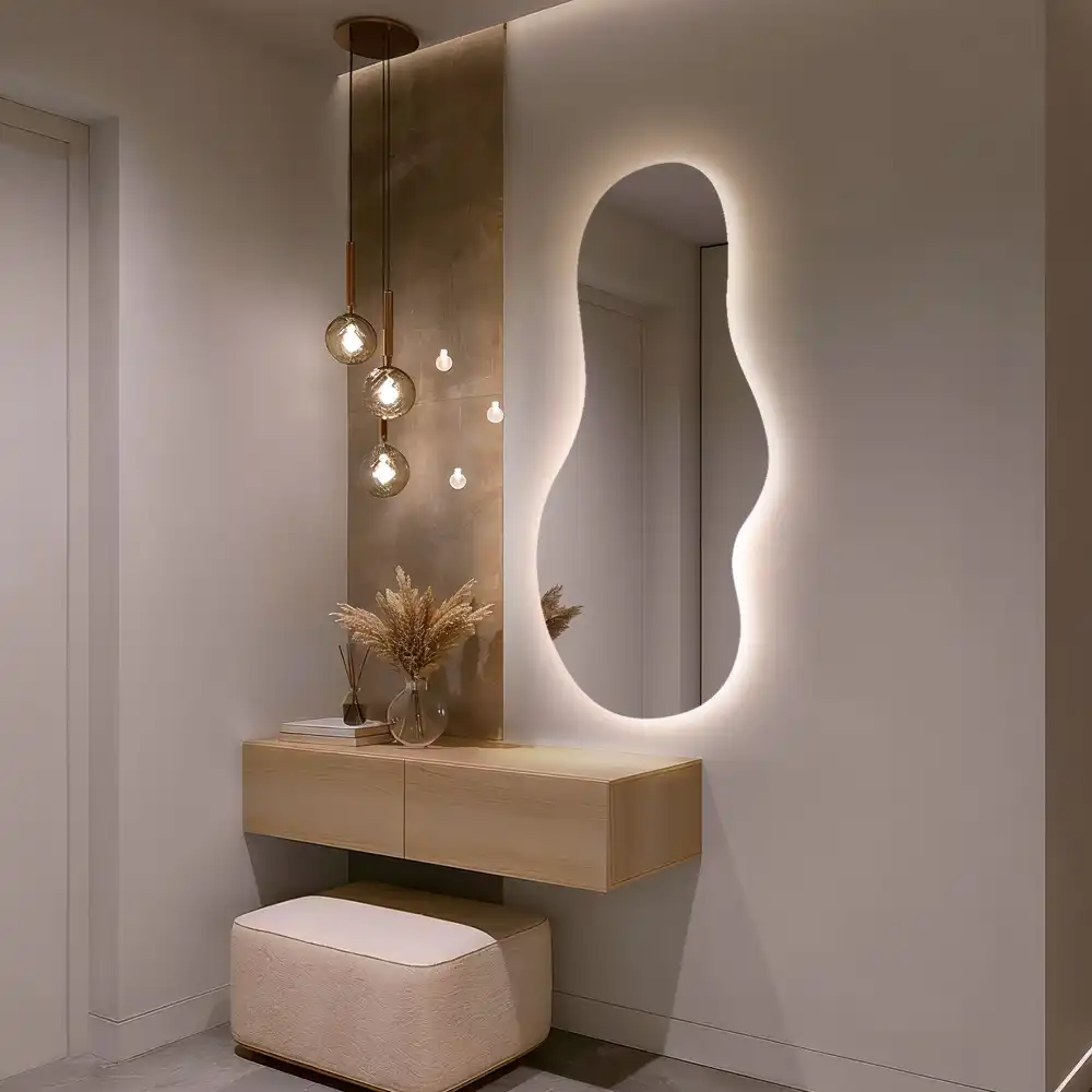 Miroir suspendu de forme organique avec éclairage LED