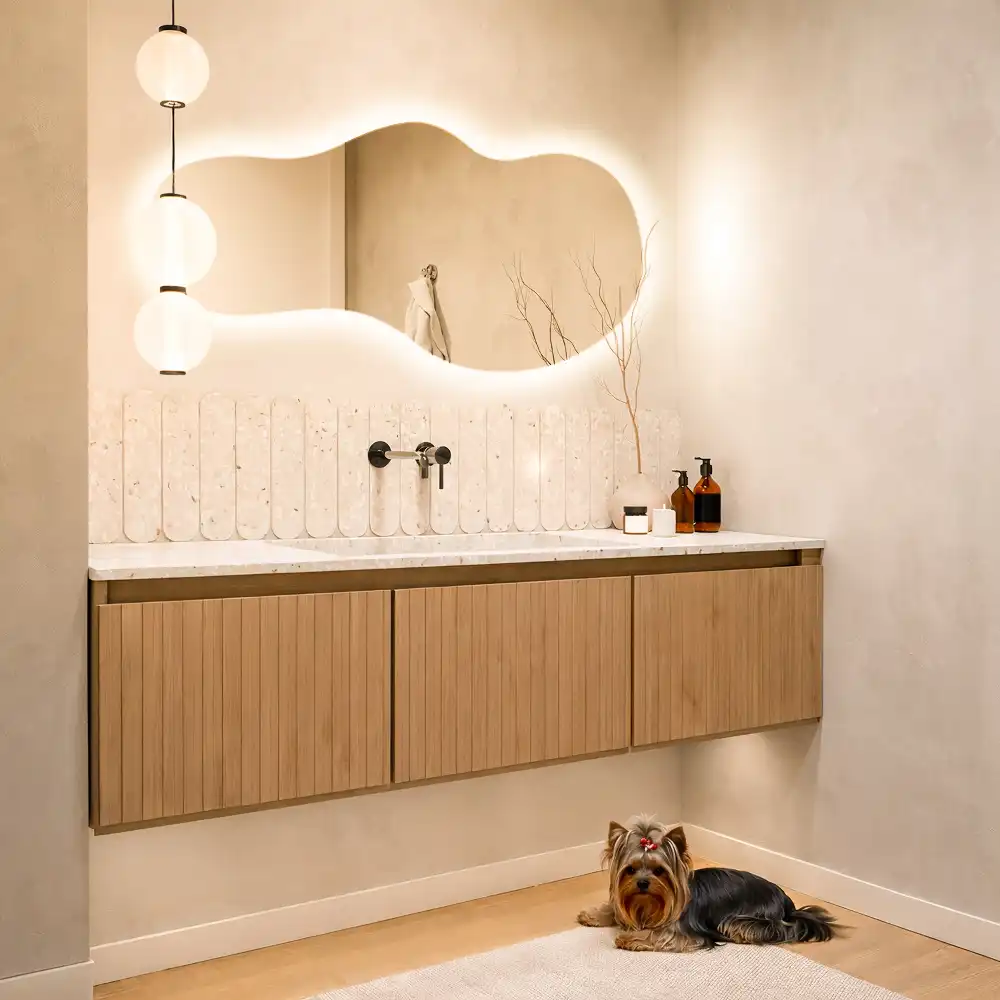Miroir suspendu de forme organique avec éclairage LED