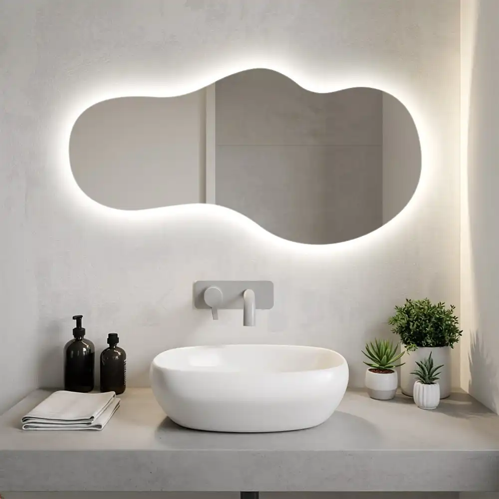 Miroir suspendu de forme organique avec éclairage LED