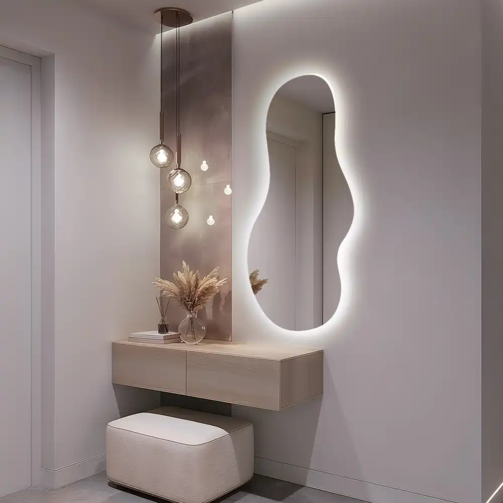 Miroir suspendu de forme organique avec éclairage LED