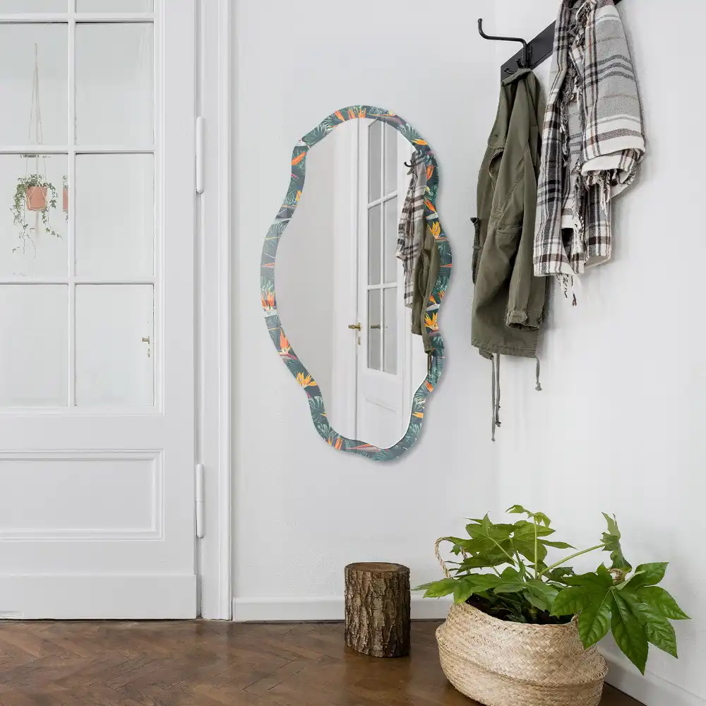 Miroir forme irrégulière imprimé Strelitzias et feuilles sur fond sombre