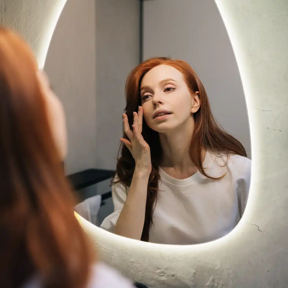 Miroir mural de forme ovoïde avec rétroéclairage LED