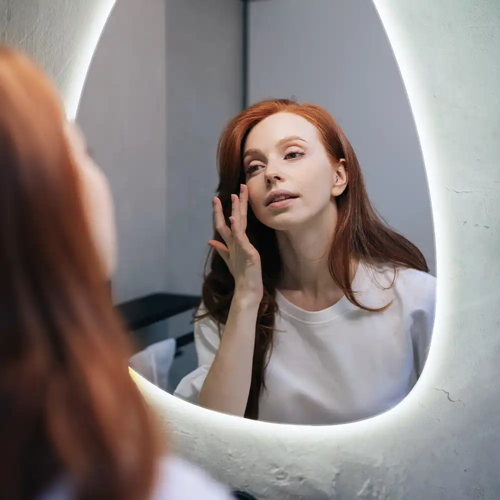 Miroir mural de forme ovoïde avec rétroéclairage LED