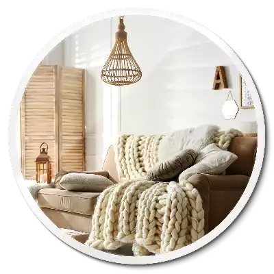 Miroir oval suspendu dans un cadre blanc