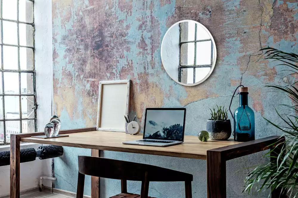 Miroir oval suspendu dans un cadre blanc