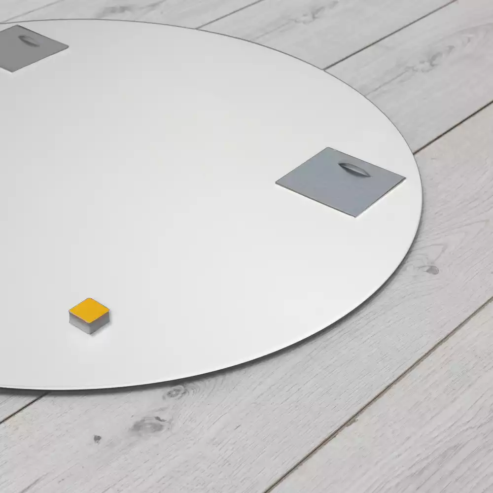 Miroir oval suspendu dans un cadre blanc