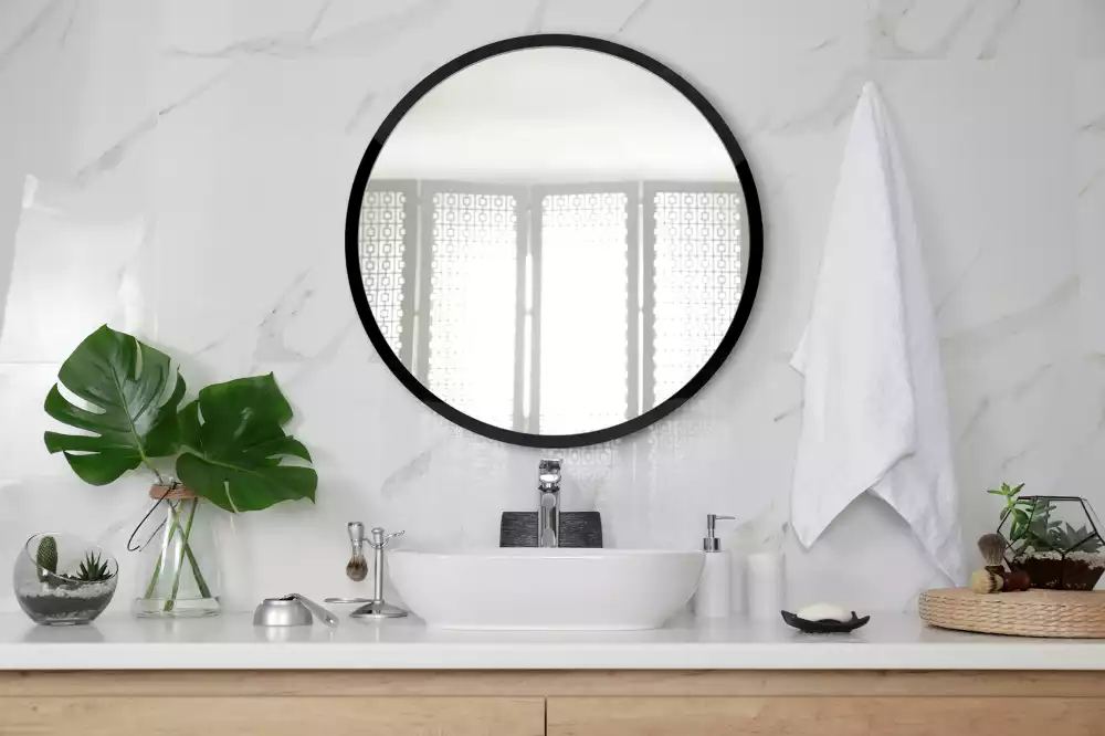Miroir oval mur dans un cadre noir