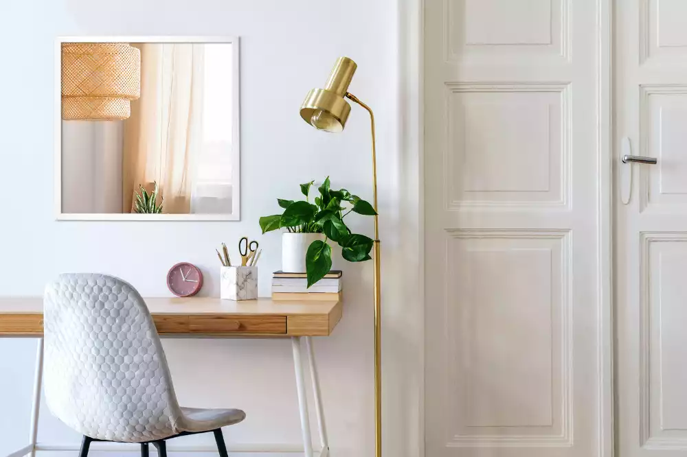 Miroir rectangulaire décoratif avec cadre blanc