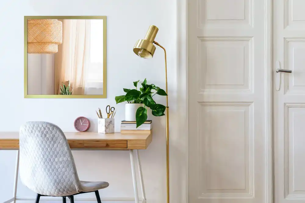 Miroir rectangulaire avec cadre doré mural