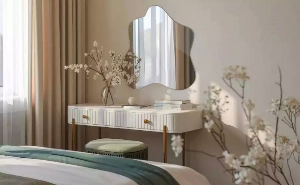 miroir au dessus de la coiffeuse
