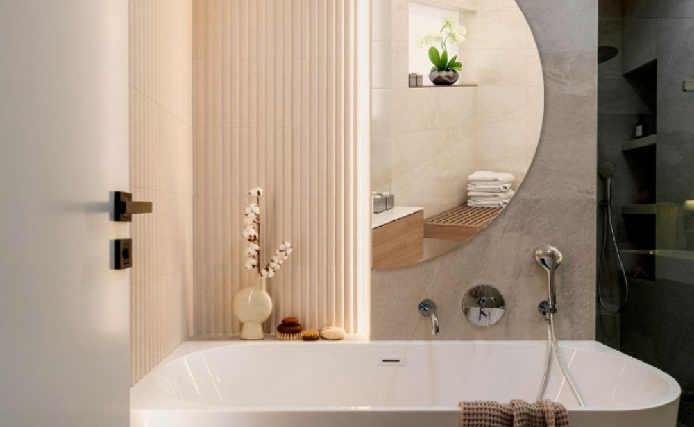 Comment décorer une salle de bains étroite ? Des astuces astucieuses