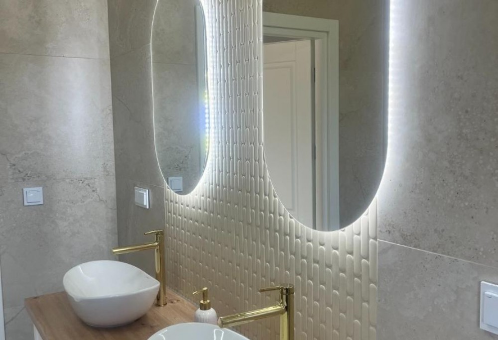 deux miroirs dans la salle de bain